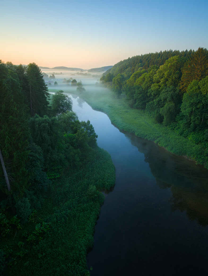 Idyllische Flusslandschaft mit Nebel am Morgen in Deutschland