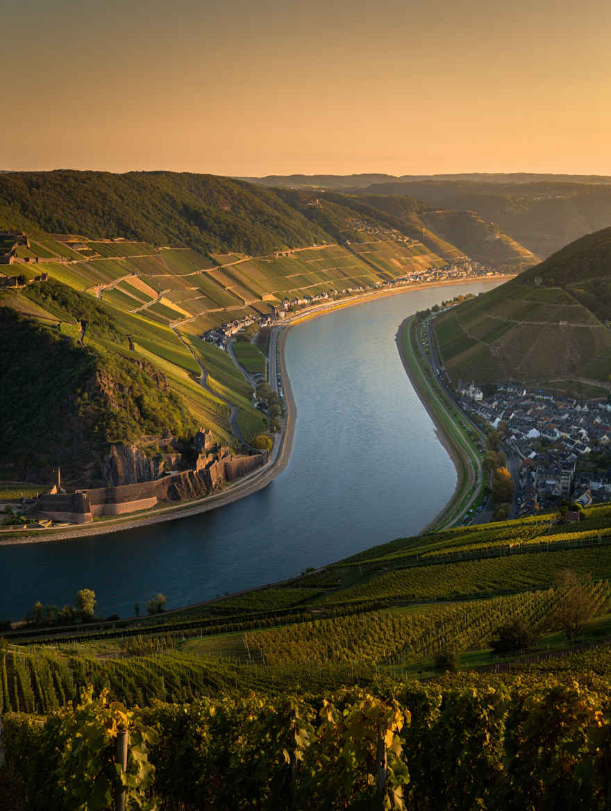Rheintal mit Weinbergen, Burgen und malerischen Dörfern