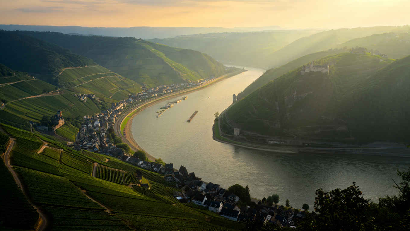 Malerisches Rheintal mit Weinbergen und mittelalterlichen Burgen in Deutschland